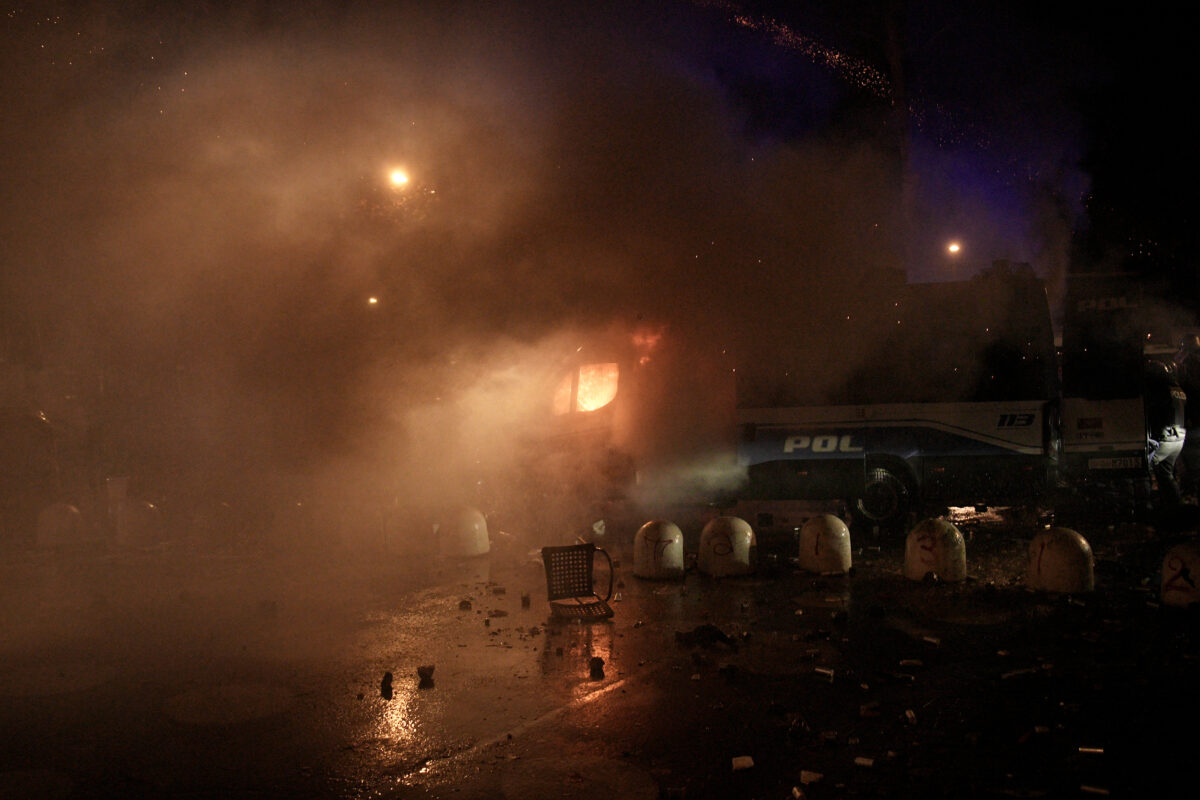 Turin, police officer attacked: ‘Alone among the black bloc, without my helmet, I was scared’