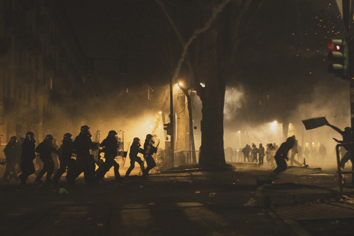 Clashes in Turin: police officer beaten up to be discharged today