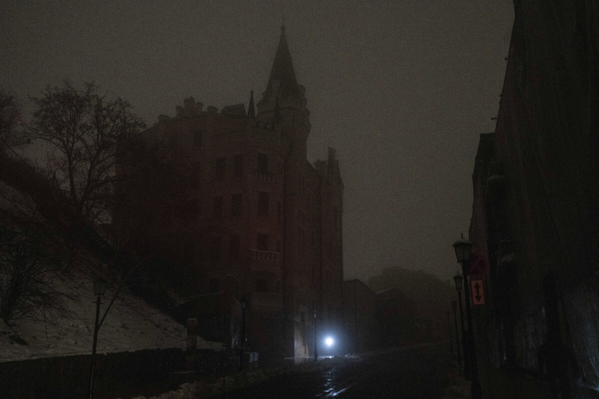 Ukraine: two neighbourhoods in Kyiv without power and at least three injured after Russian raids