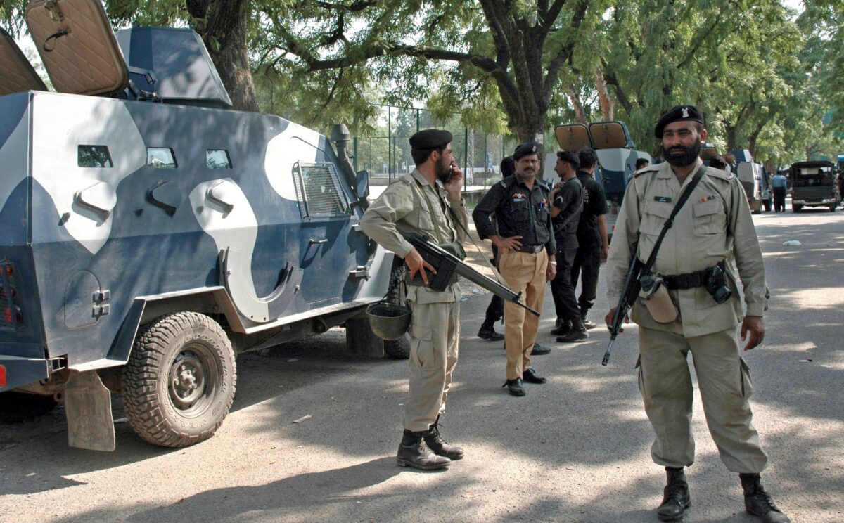 Pakistan, explosion in Shiite mosque in Islamabad: at least 10 dead