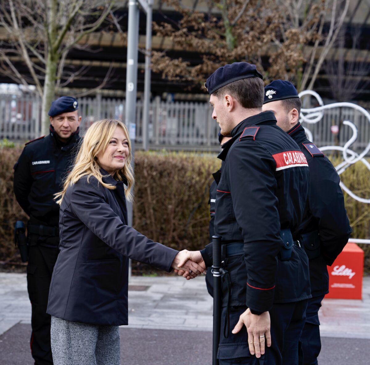Security, Meloni visits soldiers at Rogoredo station in Milan: ‘We will not give up’ Security, Meloni visits soldiers at Rogoredo station in Milan: ‘We will not give up’