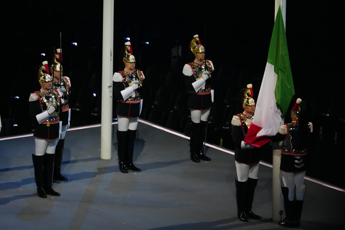 Milan Cortina: cheers for Mattarella in the stands during ceremony alongside IOC president
