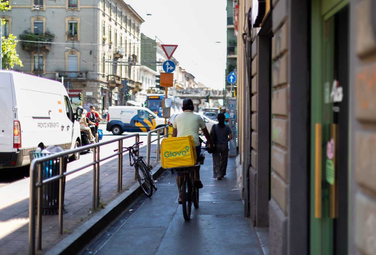 Illegal hiring: Glovo under investigation, “40,000 riders earning below the poverty line”