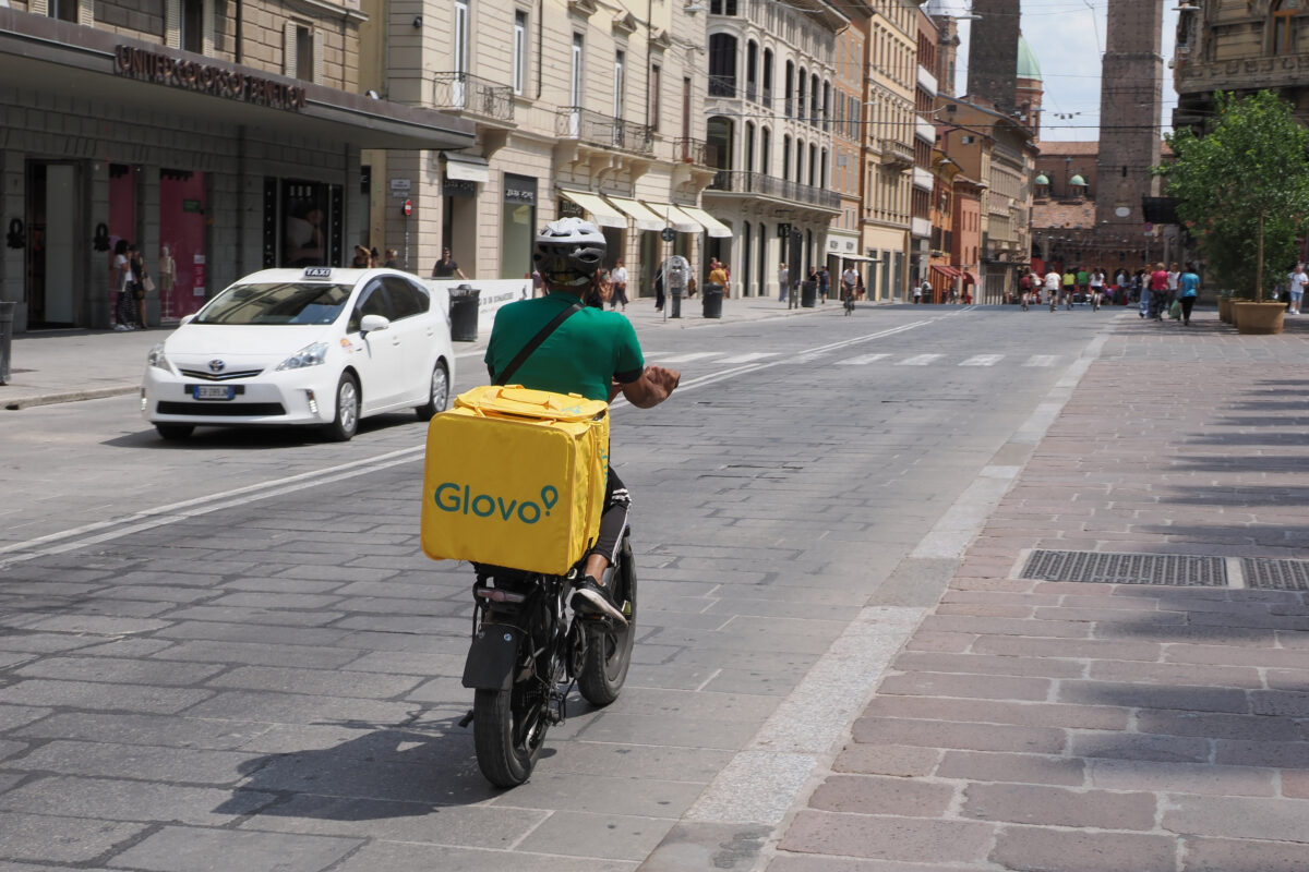 Caporalato, prosecutor: “Glovo should regularize 40,000 riders”