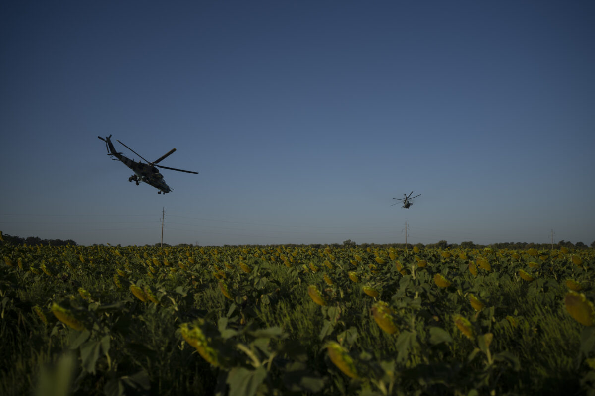 Ukraine, helicopter crew dies during combat mission