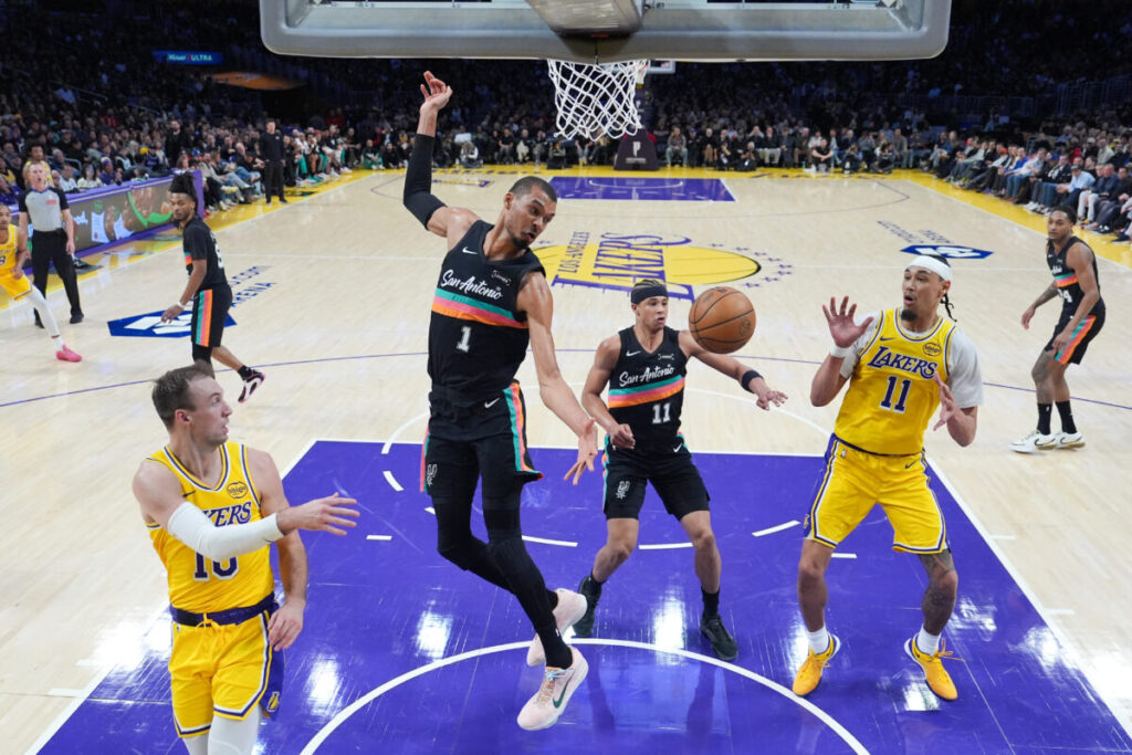 NBA: Lakers defeated by Spurs, Knicks beaten by Pacers