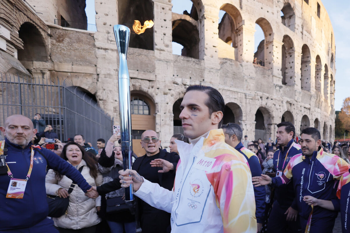 Milan-Cortina, Achille Lauro on stage at the closing ceremony Milan-Cortina, Achille Lauro on stage at the closing ceremony