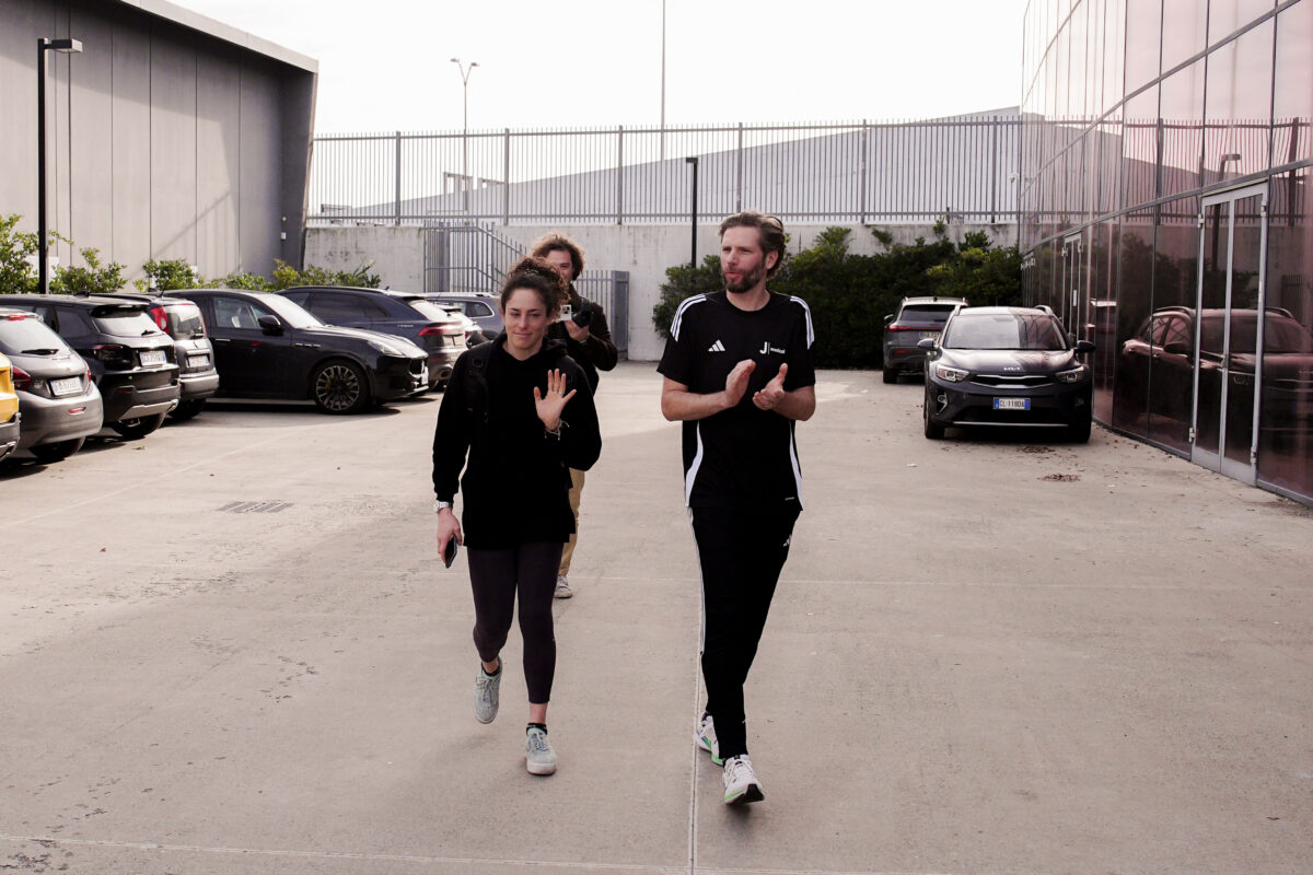 Milan-Cortina: Brignone at J-Medical, applause and “Go Fede” messages on cars