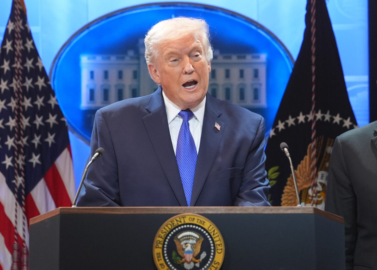 US: Trump announces additional 10% tariffs on top of existing ones US: Trump announces additional 10% tariffs on top of existing ones