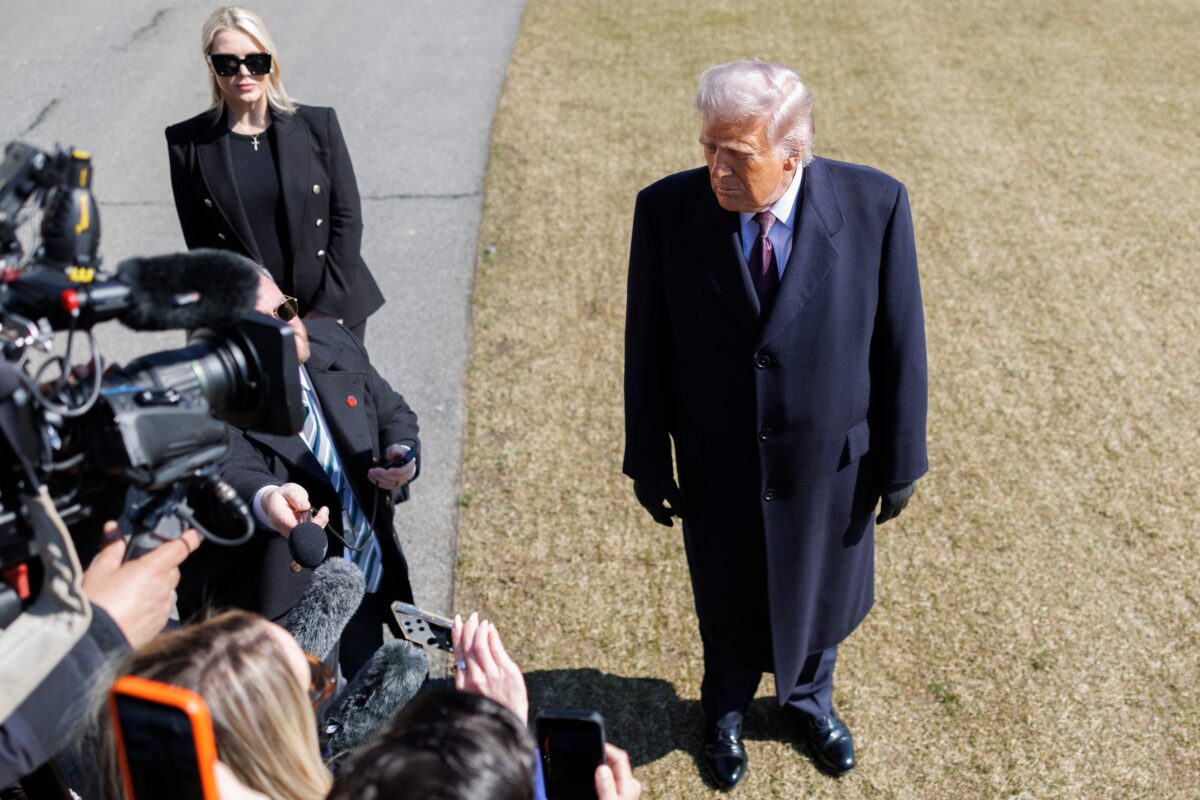Iran: anti-war protesters outside the White House