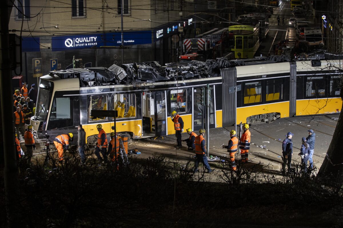 Derailed tram: two injured still in intensive care at the Policlinico hospital, others discharged Derailed tram: two injured still in intensive care at the Policlinico hospital, others discharged