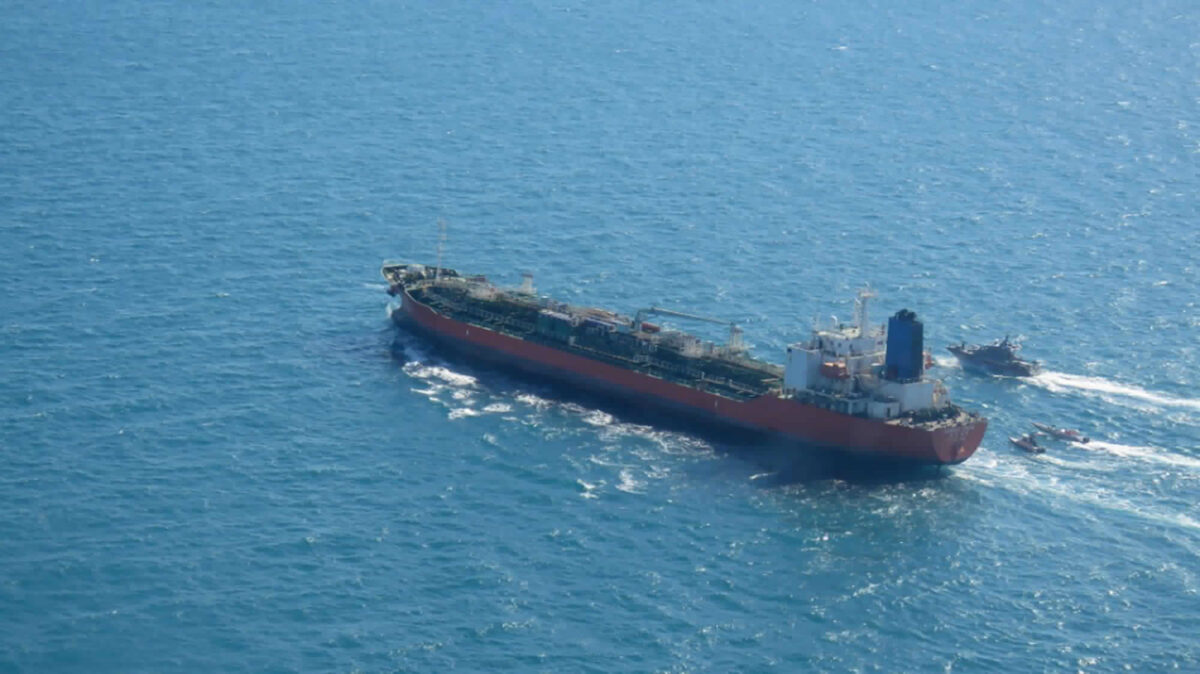 Iran, hundreds of oil tankers and LNG ships blocked on both sides of the Strait of Hormuz