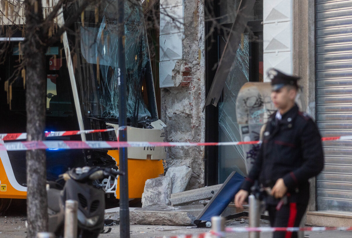 Tram derails in Milan: victims mistaken for each other, 56-year-old man alive in hospital