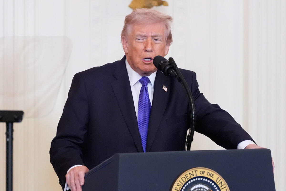 Trump: “Biden ha dato tutte nostre armi a Zelensky senza rimpiazzarle”