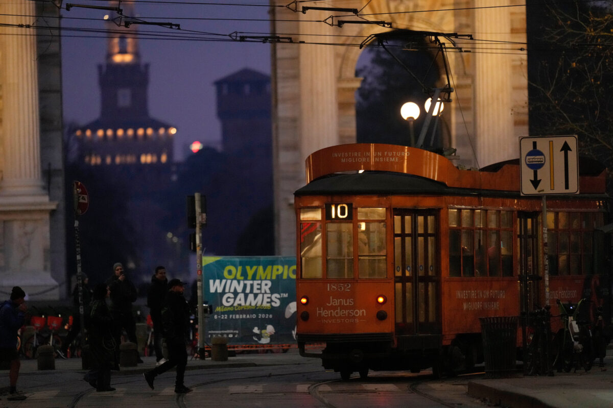 Milan: tram without passengers derails, bolt on rails Milan: tram without passengers derails, bolt on rails