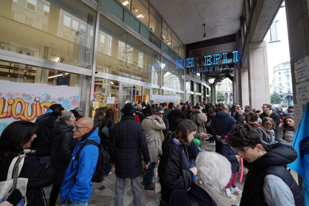 Hoepli: hundreds attend flash mob, messages in the shop window and staff staging a sit-in