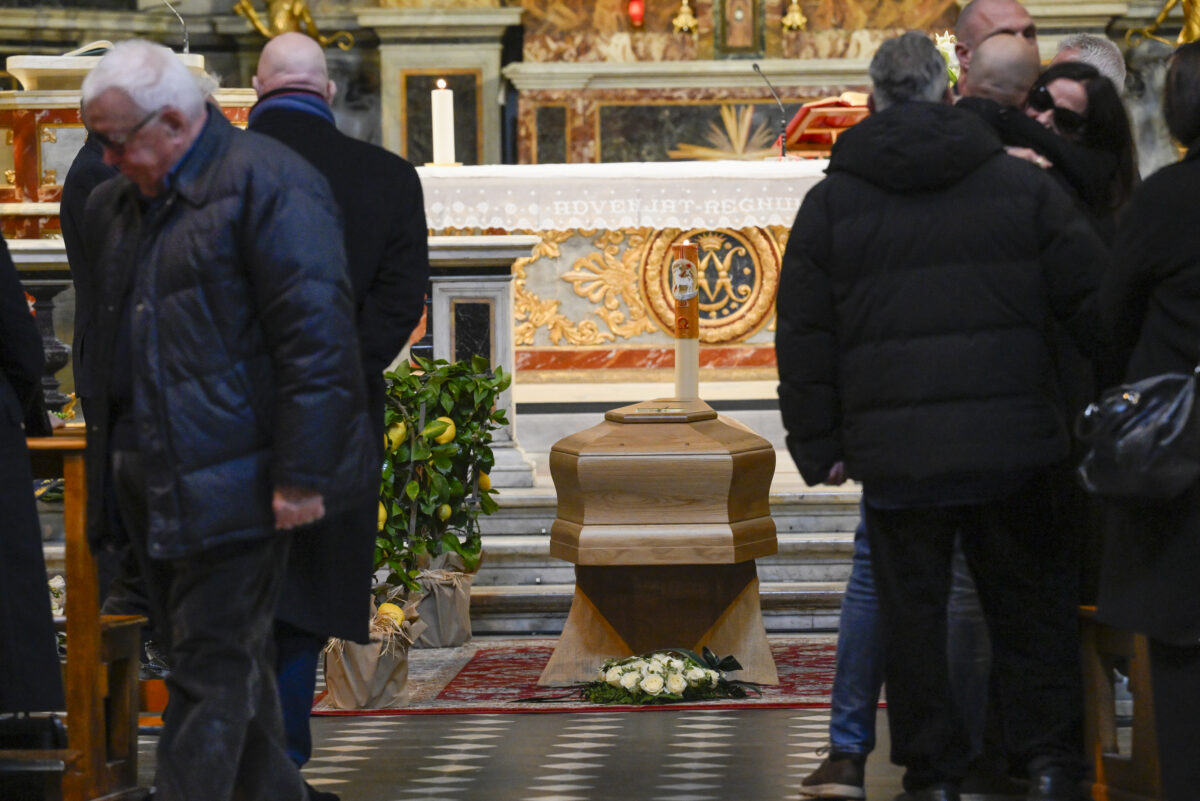 Enrica Bonaccorti: a moved crowd at the funeral, the coffin carried out to the music of Renato Zero