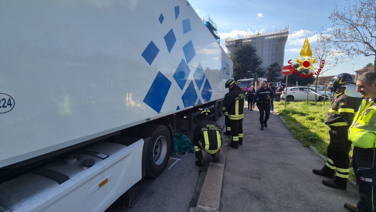 Road accidents, truck hits and kills pedestrian in Milan