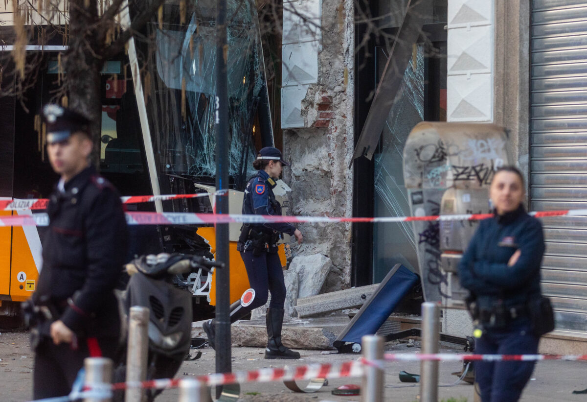 Tram derails in Milan; ATM: ‘Mobile phone use is a very serious offence for everyone’ Tram derails in Milan; ATM: ‘Mobile phone use is a very serious offence for everyone’