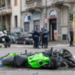Road accidents, car-motorcycle collision: two people in their 20s die in Milan