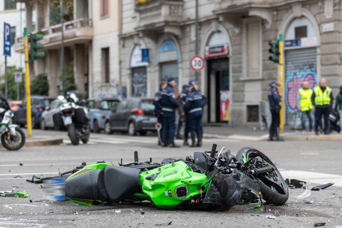Road accidents, car-motorcycle collision: two people in their 20s die in Milan Road accidents, car-motorcycle collision: two people in their 20s die in Milan