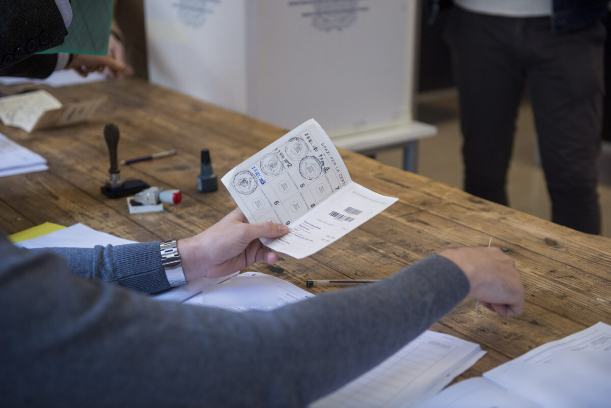 Justice Referendum: polling stations open today until 11 pm and tomorrow from 7 am to 3 pm Justice Referendum: polling stations open today until 11 pm and tomorrow from 7 am to 3 pm