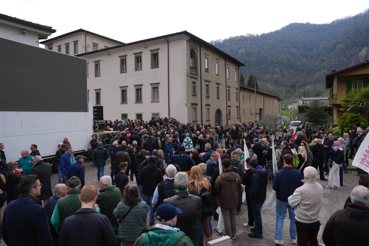 Bossi: Crowds of Lega Nord supporters in Pontida await the funeral, “Free Padania” Bossi: Crowds of Lega Nord supporters in Pontida await the funeral, “Free Padania”