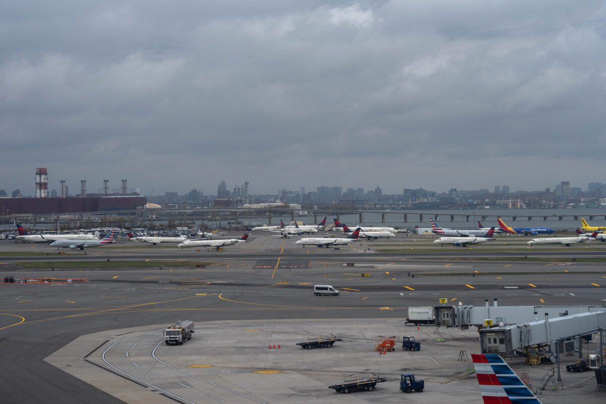 New York: collision on the runway at LaGuardia Airport between a plane and a service vehicle; flights suspended New York: collision on the runway at LaGuardia Airport between a plane and a service vehicle; flights suspended