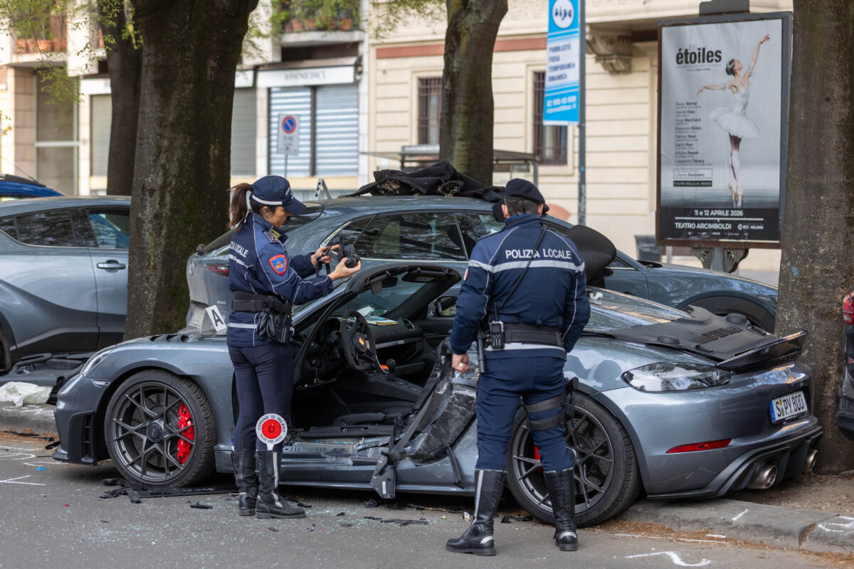 Milan, Porsche crashes into parked cars: 21-year-old dead