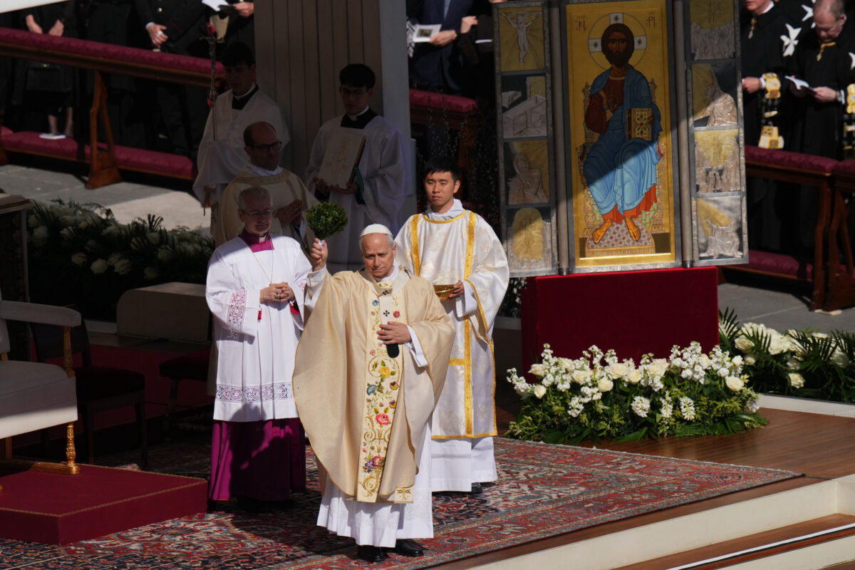 Easter, Pope: ‘Death lies in wait through wars and oppression, but it is not the destiny of life’