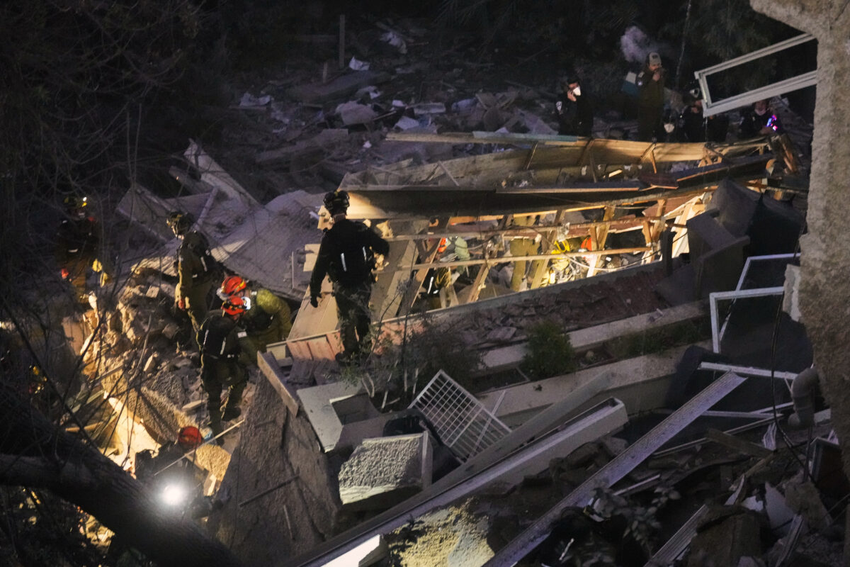 Israel, building hit by Iranian missile in Haifa: 2 dead Israel, building hit by Iranian missile in Haifa: 2 dead