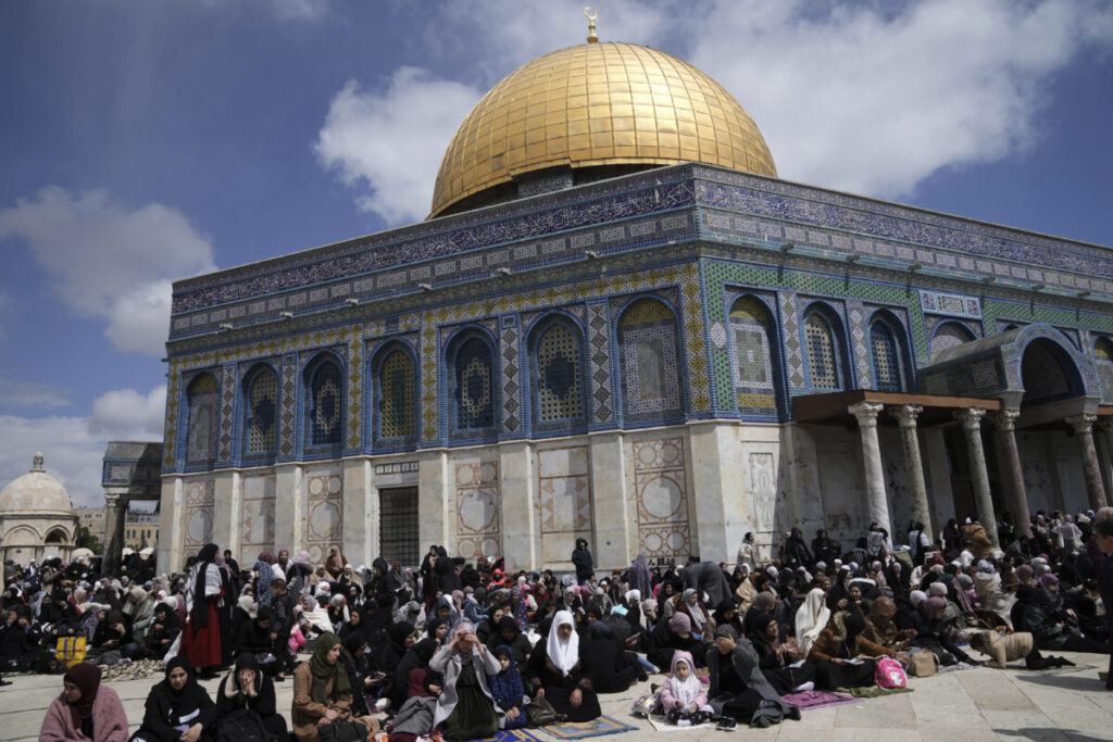 Middle East: Al-Aqsa Mosque reopens after 40 days
