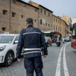 Rome: man threatens police officer on a bike and knocks him down; suspected attempted murder