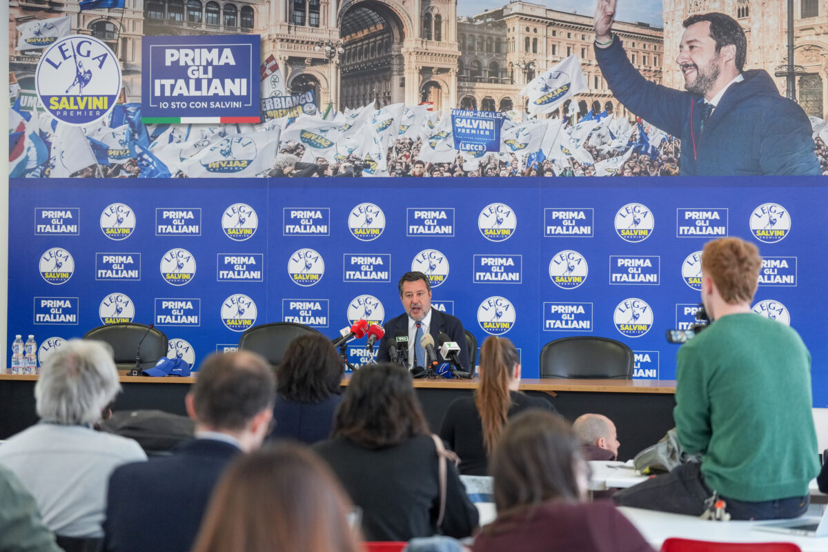 Milan: “Patriots” march gets underway, led by a tractor and a banner reading “Masters in our own home”