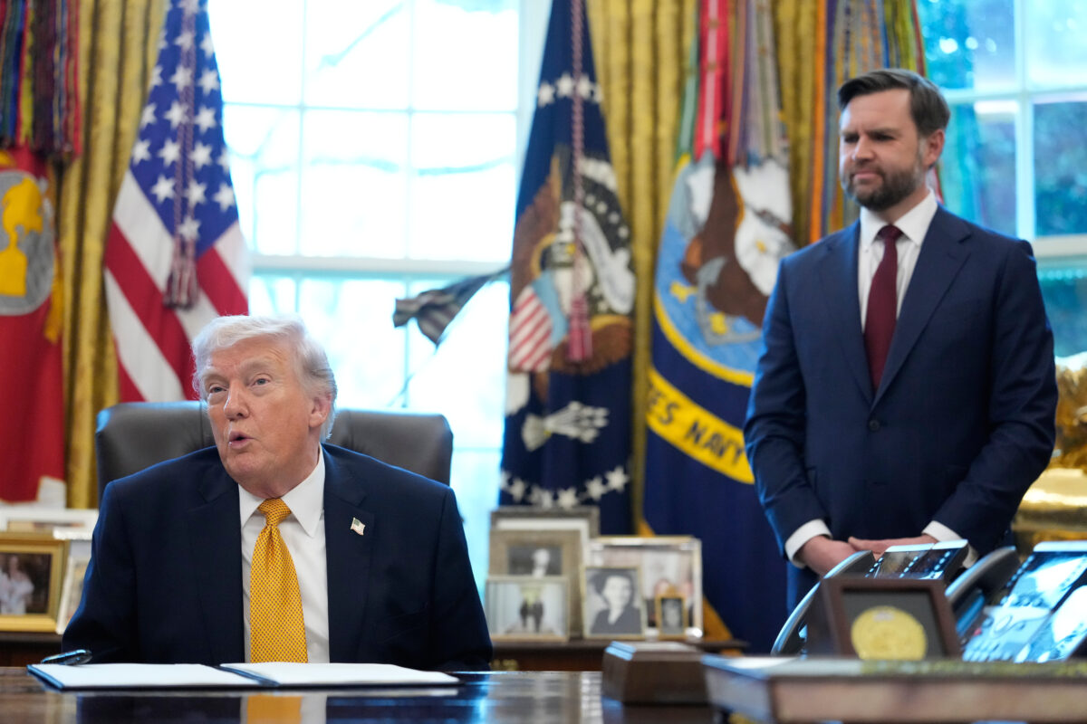 Iran, Trump: “Vance and US delegation in Islamabad in a few hours”