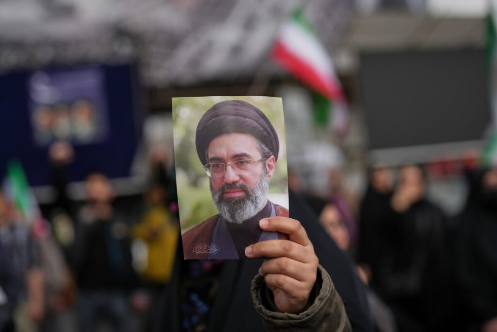 Iran: Mojtaba Khamenei suffers minor leg injury