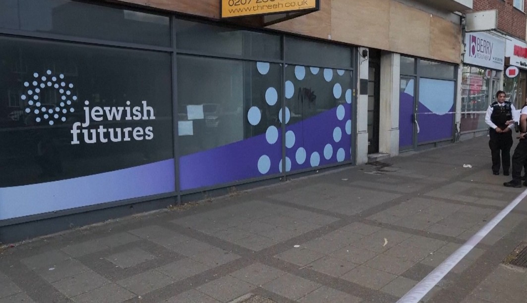 United Kingdom, two boys aged 19 and 17 arrested for synagogue fire in London