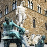 Florence: tourist reported for causing damage after climbing onto the “Biancone” fountain