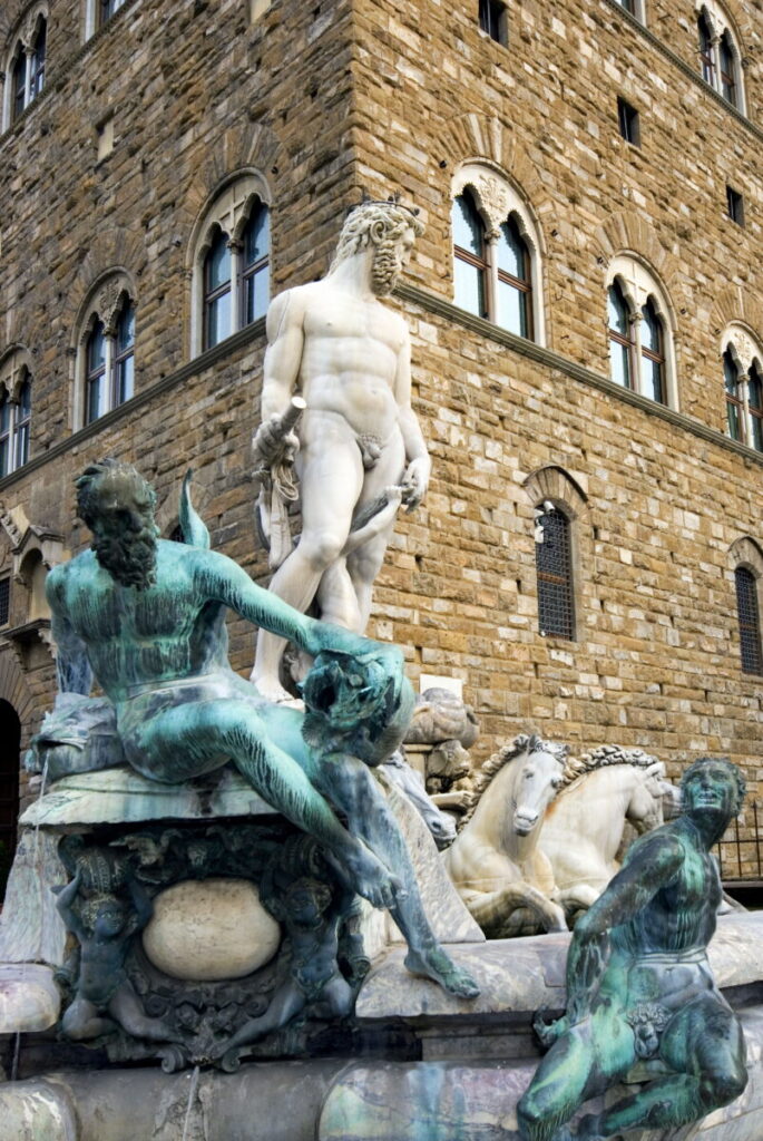 Florence: tourist reported for causing damage after climbing onto the “Biancone” fountain