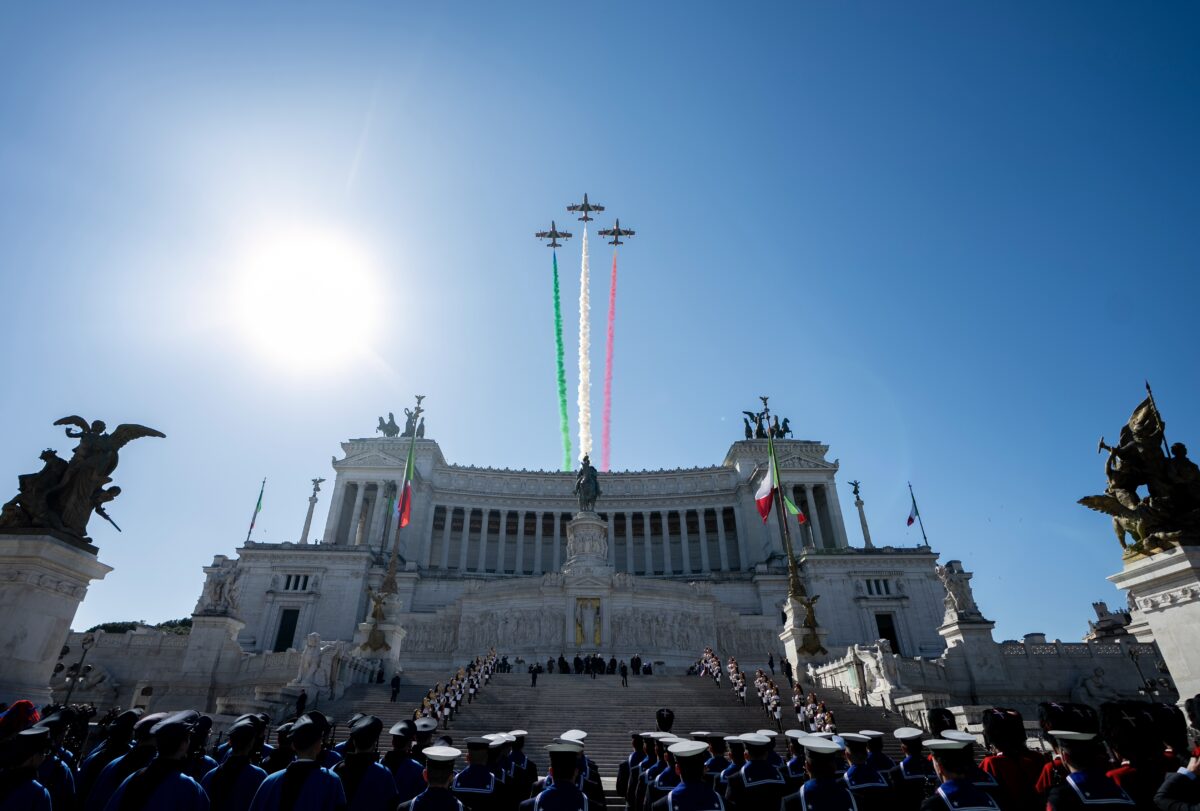 25 April, Mattarella and Meloni at Altare della Patria for wreath-laying ceremony
