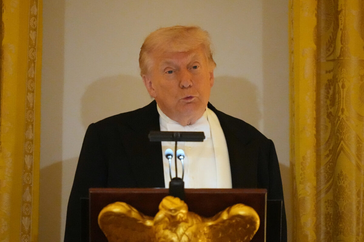 Iran: Trump posts photo with a machine gun: ‘Tehran needs to wake up’