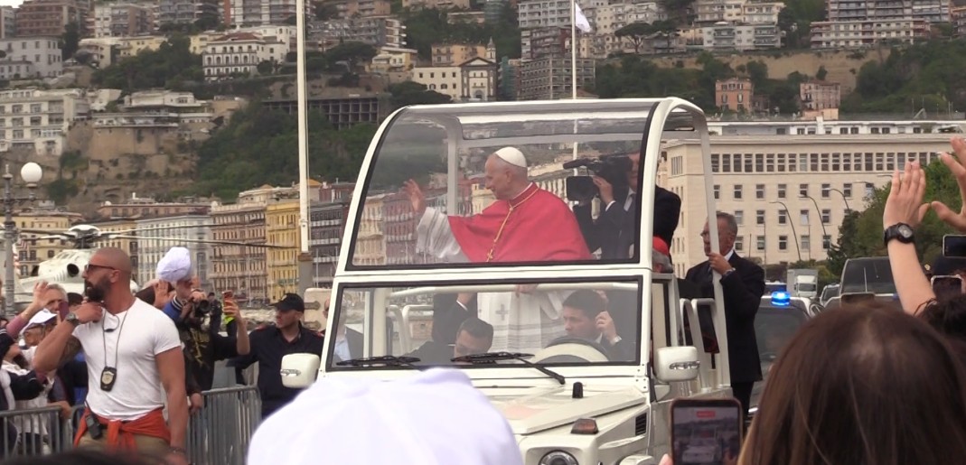 Pope: “Naples is a city of a thousand colors but stained by violence”