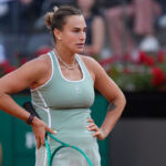 Italian Open, world No. 1 Sabalenka knocked out in third round by Cirstea  Turin, May 9 (LaPresse) – The women’s draw at the Italian Open, currently taking place on the clay courts of the Foro Italico in Rome, has already lost one of its main stars. World number one Aryna Sabalenka was defeated in the third round by Romania’s Sorana Cirstea, world No. 27, with a score of 6-2, 3-6, 5-7.  The Belarusian player was forced to take a medical time-out in the third set because of a back problem.  Traduction en français :  Internationaux d’Italie : la numéro un mondiale Sabalenka éliminée au troisième tour par Cirstea  Turin, 9 mai (LaPresse) – Le tableau féminin des Internationaux d’Italie, disputés sur les courts en terre battue du Foro Italico de Rome, perd déjà l’une de ses principales protagonistes. La numéro un mondiale Aryna Sabalenka a été battue au troisième tour par la Roumaine Sorana Cirstea, 27e au classement WTA, sur le score de 6-2, 3-6, 5-7.  La joueuse biélorusse a été contrainte de demander un temps mort médical dans le troisième set en raison d’un problème au dos.