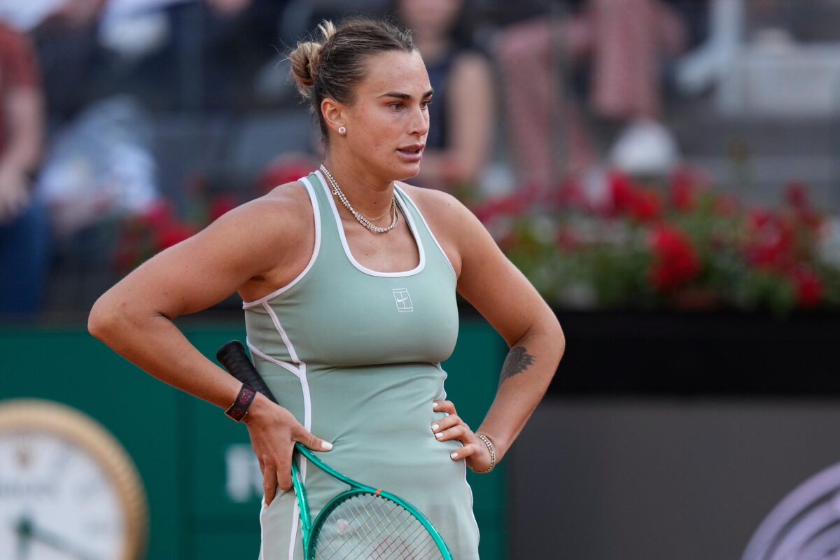 Italian Open, world No. 1 Sabalenka knocked out in third round by Cirstea  Turin, May 9 (LaPresse) – The women’s draw at the Italian Open, currently taking place on the clay courts of the Foro Italico in Rome, has already lost one of its main stars. World number one Aryna Sabalenka was defeated in the third round by Romania’s Sorana Cirstea, world No. 27, with a score of 6-2, 3-6, 5-7.  The Belarusian player was forced to take a medical time-out in the third set because of a back problem.  Traduction en français :  Internationaux d’Italie : la numéro un mondiale Sabalenka éliminée au troisième tour par Cirstea  Turin, 9 mai (LaPresse) – Le tableau féminin des Internationaux d’Italie, disputés sur les courts en terre battue du Foro Italico de Rome, perd déjà l’une de ses principales protagonistes. La numéro un mondiale Aryna Sabalenka a été battue au troisième tour par la Roumaine Sorana Cirstea, 27e au classement WTA, sur le score de 6-2, 3-6, 5-7.  La joueuse biélorusse a été contrainte de demander un temps mort médical dans le troisième set en raison d’un problème au dos.