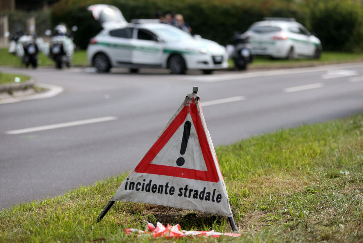 Road accident: car crashes into wall in the Naples area; 24-year-old man killed, two young people seriously injured