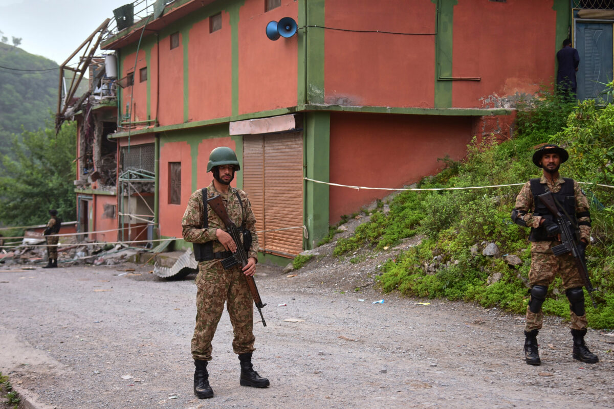 Pakistan: Car bomb at checkpoint kills 12 officers