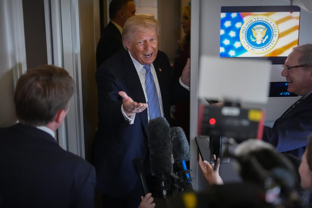 US FT: Trump invests hundreds of millions of dollars in Nvidia, Apple, and Tesla stocks