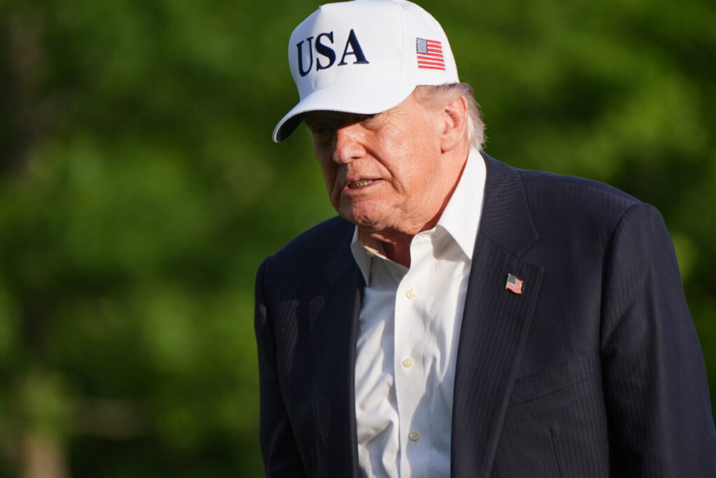 Iran: Trump discusses strategy with members of his security team at a golf club
