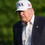 Iran: Trump discusses strategy with members of his security team at a golf club