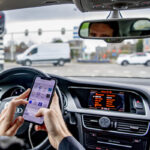 Mobile phones at the wheel: fewer than one in two Italians use them properly
